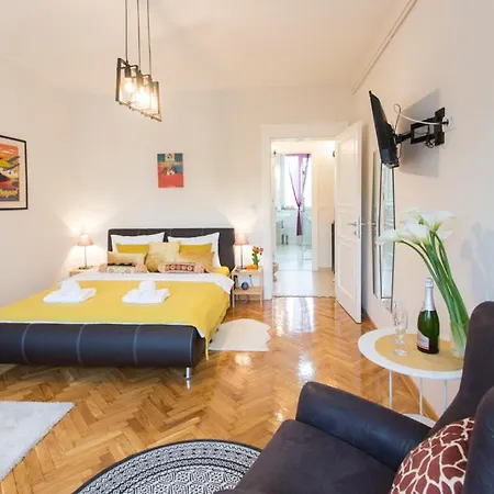 Side Up Exclusive Apartment
