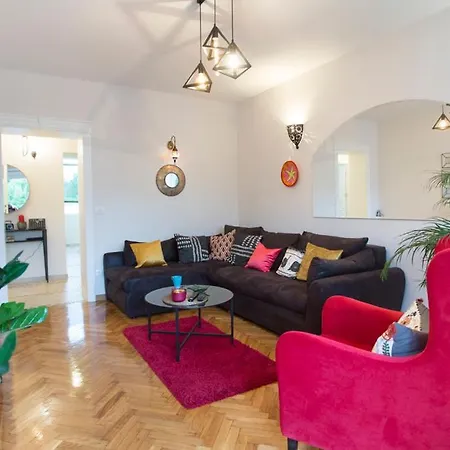 Side Up Exclusive Apartment
